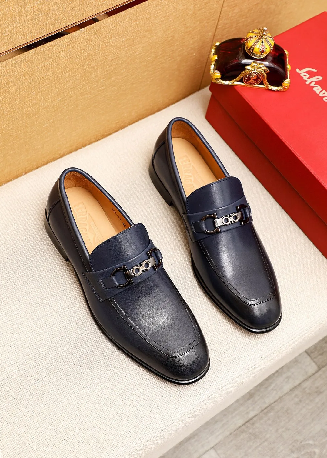 Men's shoes 💰462 💐 Product trademark: Ferragamo "Ferragamo" casual leather shoes Regular size: 38-44 (45.46.47🉑️Customized) Product materials: Selected imported calfskin upper + classic hardware buckle, imported water-dyed cow leather lining. Strong three-dimensional visual effect, original outsole color: 1⃣️color optional